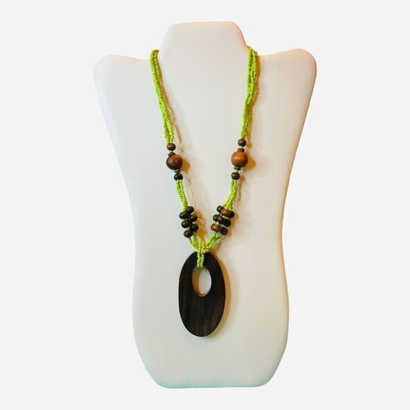 WOODEN NECKLACE WITH GREEN SEED BEADS - Picture 3 of 3
